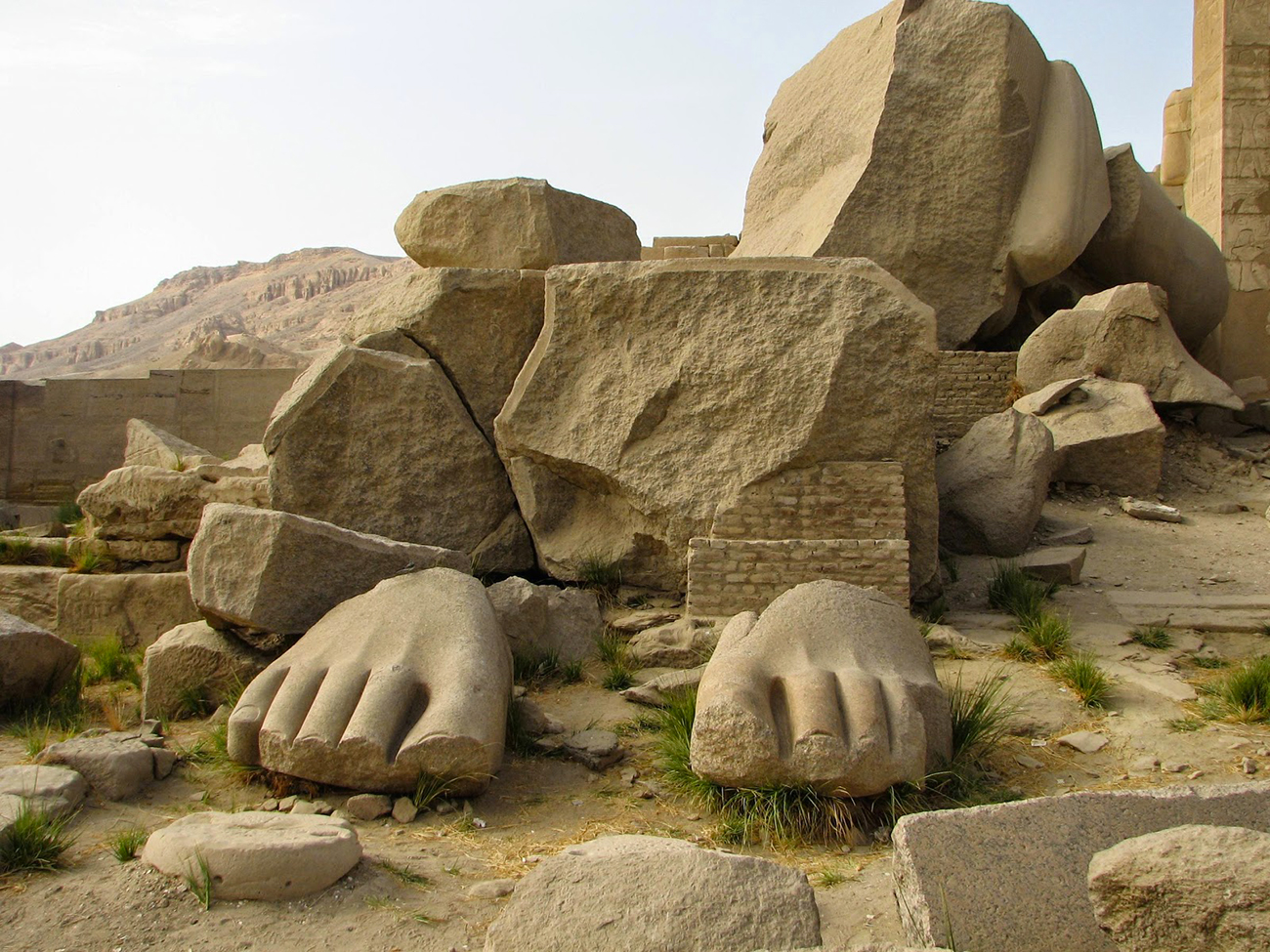 resti-di-statua-gigantesca-a-ramesseum